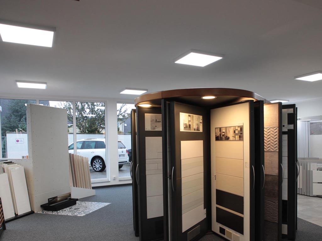 Ausstellung mit LED Panel mit Unterbaurahmen