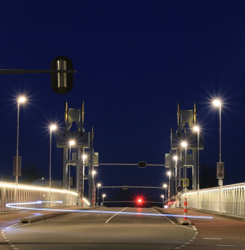 Beleuchtung von Brücken und Straßen